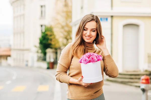 Retrato Aire Libre Hermosa Caja Espera Mujer Joven Con Rosas — Foto de Stock