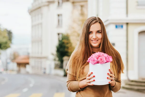 Retrato Aire Libre Hermosa Caja Espera Mujer Joven Con Rosas — Foto de Stock