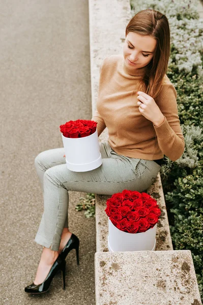 Retrato Aire Libre Hermosa Mujer Joven Recibió Cajas Regalo Con — Foto de Stock