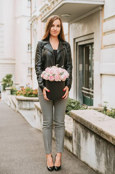 Retrato Livre Jovem Bela Mulher Segurando Caixa Preta Com Rosas — Fotografia de Stock