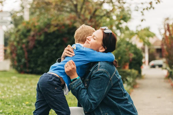 Petit Garçon Offrant Des Fleurs Belle Mère Heureuse Parentalité — Photo