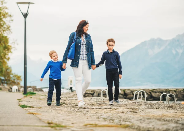 Madre Feliz Con Dos Hijos Caminando Por Lago Paseo Familiar — Foto de Stock