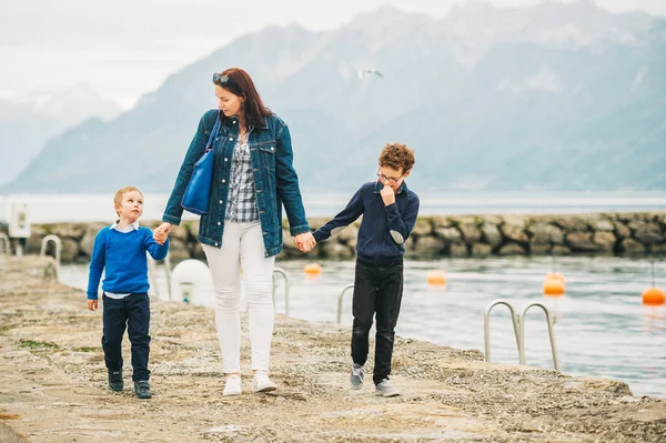 Göl Kenarında Yürüyen Iki Oğlu Olan Mutlu Bir Anne Aile — Stok fotoğraf