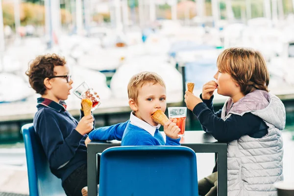Ομάδα Μικρών Αγοριών Που Τρώνε Παγωτό Υπαίθριο Καφέ — Φωτογραφία Αρχείου