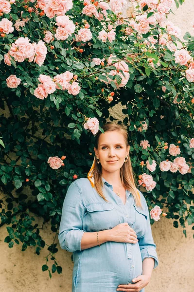 Retrato Livre Mulher Grávida Elegante Posando Jardim Rosas Vestindo Vestido — Fotografia de Stock