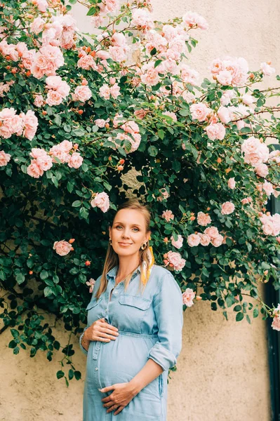 Retrato Livre Mulher Grávida Elegante Posando Jardim Rosas Vestindo Vestido — Fotografia de Stock