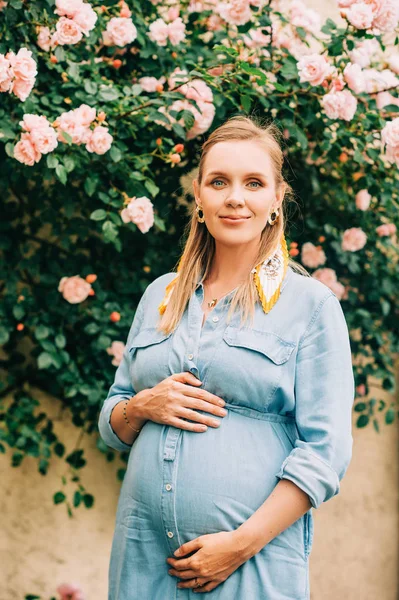 Retrato Aire Libre Una Mujer Embarazada Con Estilo Posando Jardín —  Fotos de Stock