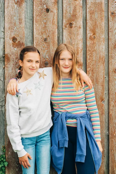 Jovem Pré Adolescente Anos Idade Meninas Posando Juntos Livre — Fotografia de Stock