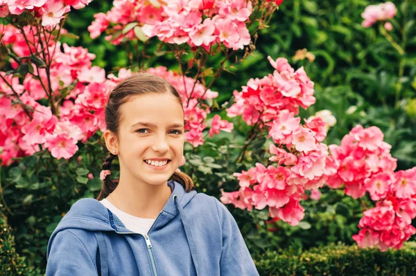 Letni Portret Pięknej Dziewczynki Niebieskiej Bluzie Kapturem Pozowanie Ogrodzie Różanym — Zdjęcie stockowe
