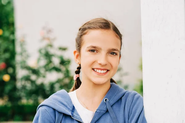Mavi Kapüşonlu Mutlu Gülümseyen Bir Çocuğun Yaz Portresi — Stok fotoğraf