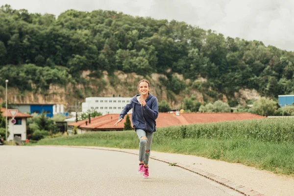 Dzieciak Dziewczyna Biegnie Górę Drogi Sportowy Dziecko Spieszy Się Szybko — Zdjęcie stockowe