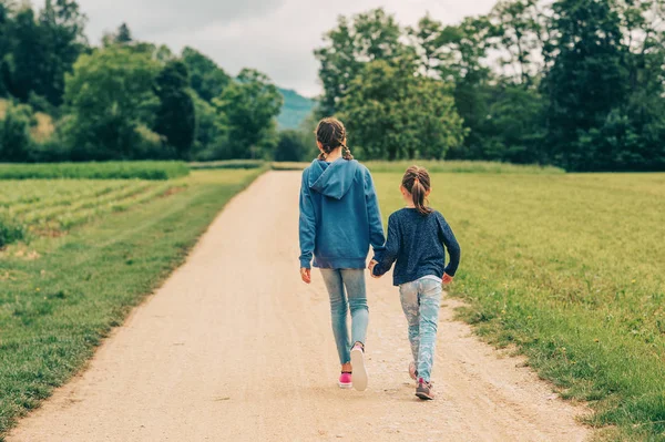 Two Little Girls Walking Fields Happy Childhood Countryside Kids Spending — Stockfoto