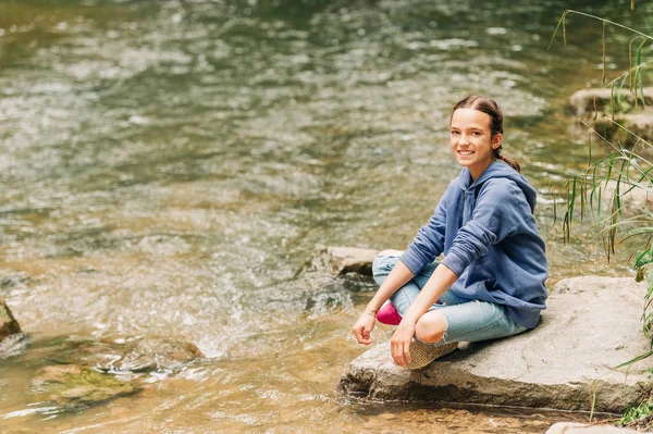 Szczęśliwa Młoda Dziewczyna Odpoczywająca Nad Rzeką Dziecko Przyroda Letni Obóz — Zdjęcie stockowe