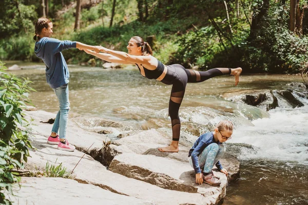 Joven Madre Forma Practicando Yoga Naturaleza Con Sus Hijas Familia — Foto de Stock