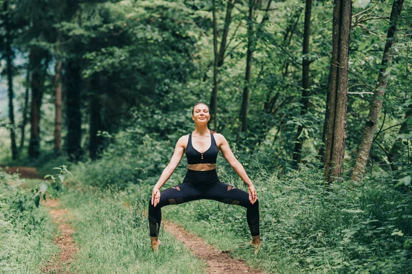 Mujer Joven Forma Practicando Yoga Bosque Verano Con Leggins Negros —  Fotos de Stock