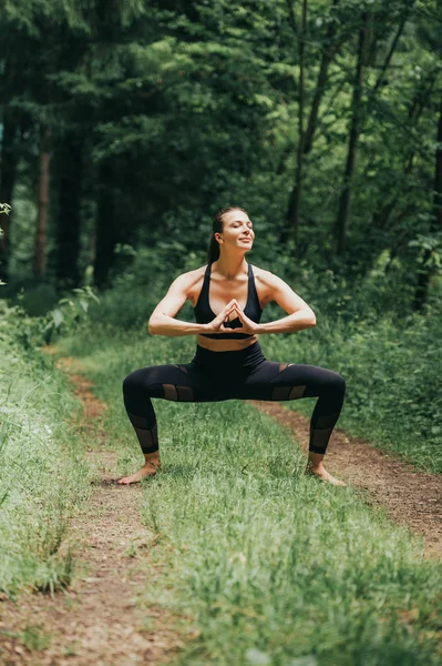 Young Fit Woman Practicing Yoga Summer Forest Wearing Black Leggings — ストック写真