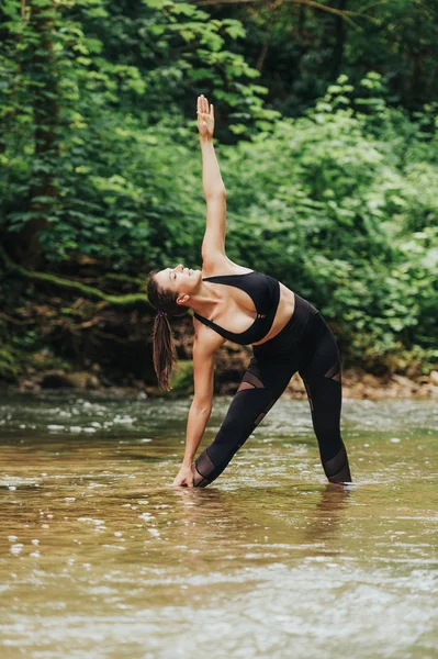 Young Fit Woman Practicing Yoga Standing River Wearing Black Leggings — Stock Photo, Image