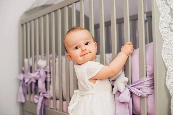 Retrato Adorável Bebê Menina Plaing Berçário Vestindo Vestido Branco — Fotografia de Stock