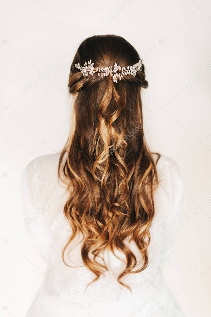 Trendy bridal hairstyle with beautiful wedding accessoires