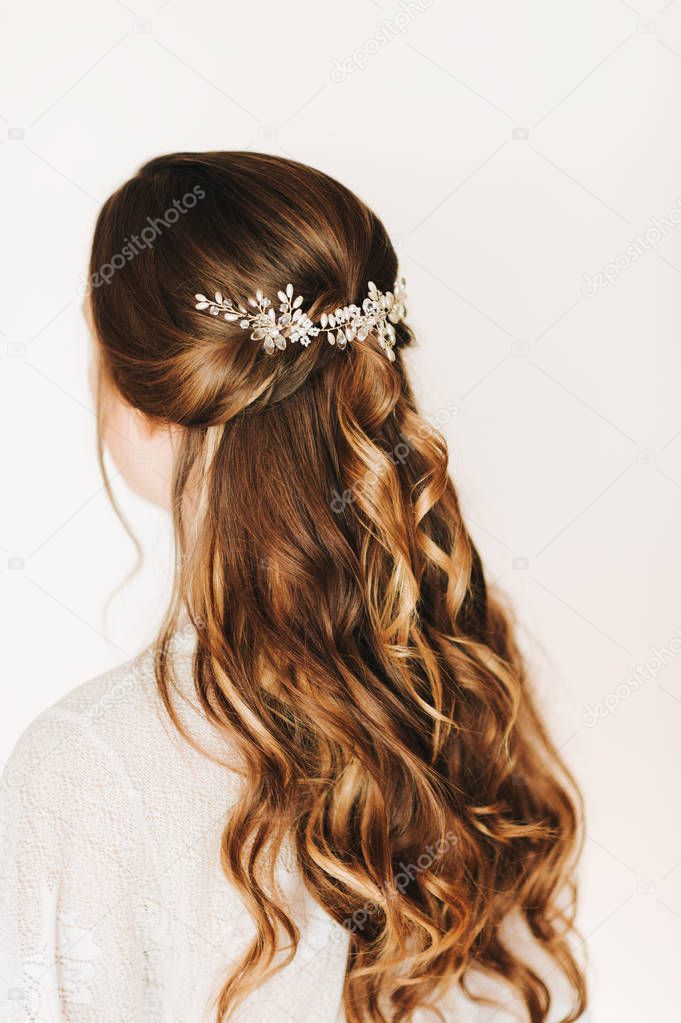 Trendy bridal hairstyle with beautiful wedding accessoires