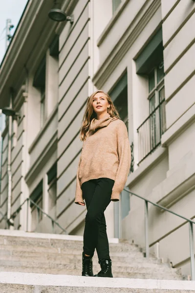 Street Fashion Portret Van Jonge Mooie Vrouw Dragen Beige Roll — Stockfoto