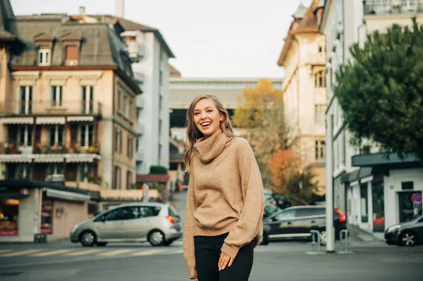 Street Fashion Portrait Young Beautiful Woman Wearing Beige Roll Neck — Stock Photo, Image