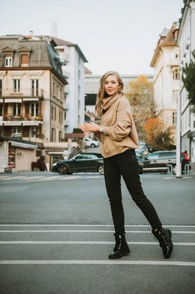 Street Fashion Portret Van Jonge Mooie Vrouw Dragen Beige Roll — Stockfoto