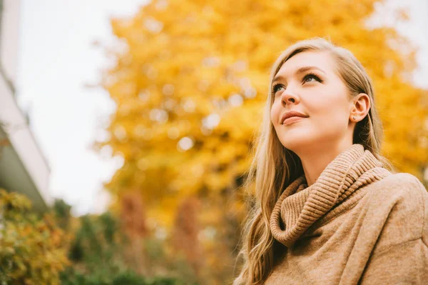 Autumn Portrait Young Beautiful Woman Wearing Beige Roll Neck Pullover — Stok fotoğraf
