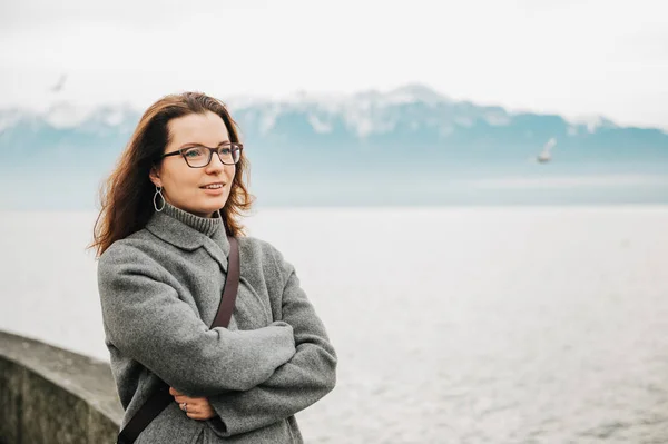 Outdoor Portrait Beautiful Woman Wearing Grey Coat Posing Next Lake — Stok fotoğraf