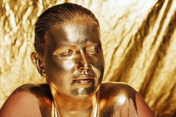 Close Imagem Jovem Bela Mulher Coberta Com Tinta Dourada — Fotografia de Stock