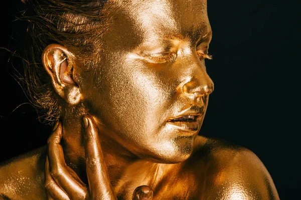 Retrato Mulher Sensual Coberto Com Tinta Dourada Posando Sobre Fundo — Fotografia de Stock