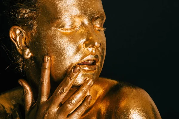 Retrato Mulher Sensual Coberto Com Tinta Dourada Posando Sobre Fundo — Fotografia de Stock