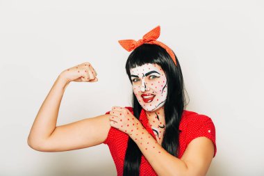Pop Art 'ın stilize edilmiş portresi. Yüzü boyalı genç bir kız. Konsept yapabiliriz.