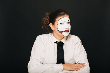 İki yüzlü kadın oyuncu, stüdyo portresi.