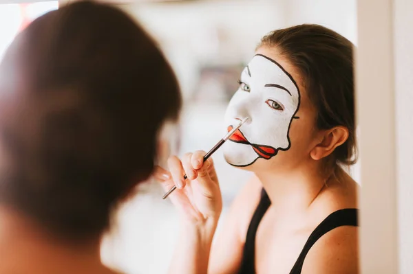 Woman Actress Looking Mirror Doing Mime Makeup — Stock Photo, Image