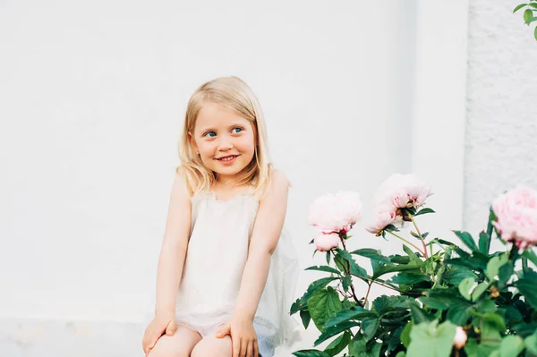 Outdoor Zomer Portret Van Schattige Jaar Oud Klein Meisje — Stockfoto