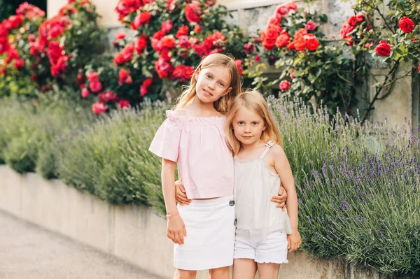两个可爱的小女孩的户外肖像 孩子们在一起玩耍 小孩子们的时尚 — 图库照片