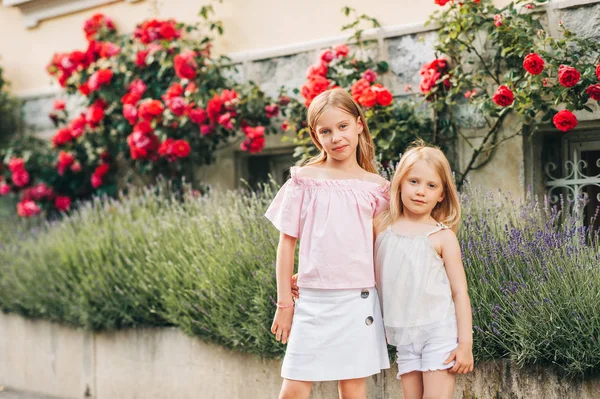Utomhus Porträtt Två Söta Små Flickor Barn Leker Tillsammans Mode — Stockfoto