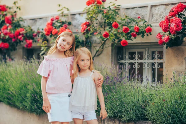 Außenporträt Zweier Süßer Kleiner Mädchen Kinder Die Zusammen Spielen Mode — Stockfoto