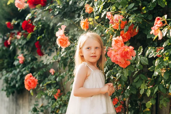 Utomhus Sommarporträtt Bedårande Årig Liten Flicka Som Leker Sommarträdgården Med — Stockfoto