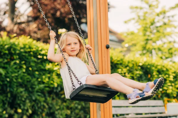 Menina Bonita Divertindo Playground Criança Balanço Lazer Verão Para Crianças — Fotografia de Stock