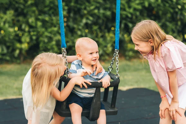 Famiglia Bambini Che Giocano Insieme Fuori Sorelle Maggiori Che Prendono — Foto Stock