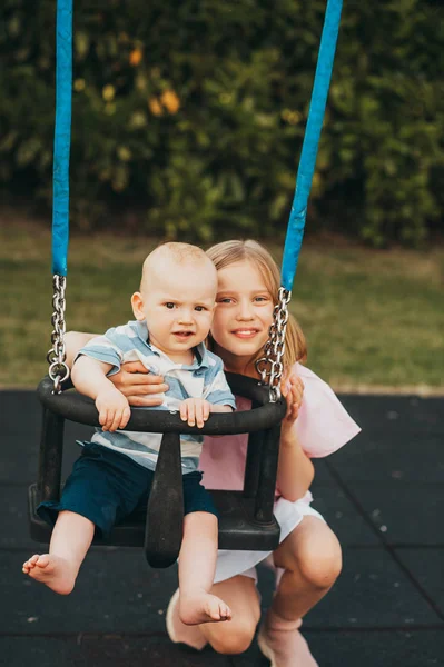 Grande Sorella Giocare Con Bambino Ragazzo Parco Giochi Felice Famiglia — Foto Stock