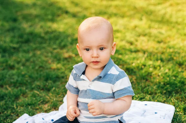 Retrato Livre Adorável Menino Brincando Verão Parc — Fotografia de Stock