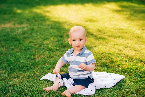 夏の公園で遊んでかわいい赤ちゃんの男の子の屋外の肖像画 毛布の上に座って — ストック写真