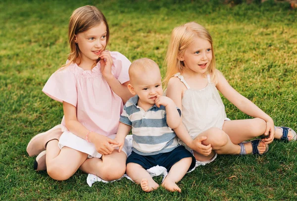 Meisjes Spelen Schattige Baby Broer Zomer Park — Stockfoto