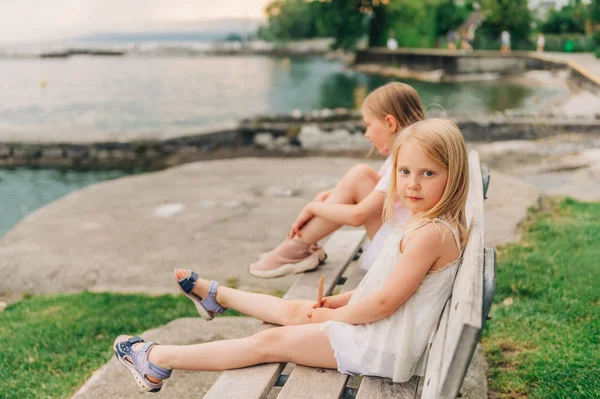 Kislányok Játszanak Tónál Nyáron Gyerekek Szórakoznak Odakint Pihennek Padon — Stock Fotó