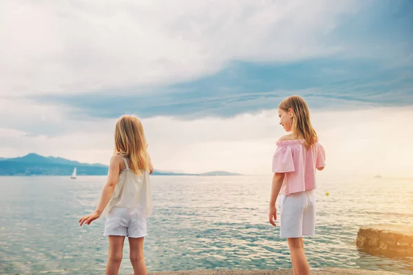Yazın Gölün Kenarında Oynayan Küçük Kızlar Dışarıda Eğlenen Çocuklar Arka — Stok fotoğraf