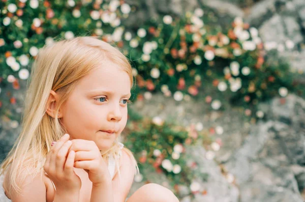 Venkovní Letní Portrét Rozkošné Letá Holčička Hraje Květinami Sedmikrásky — Stock fotografie