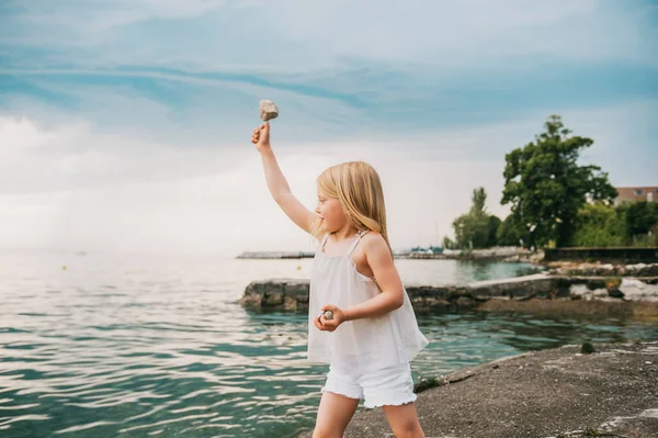 Outdoor Portrait Pretty Young Girl Playing Lake Throwing Stones Water — 스톡 사진